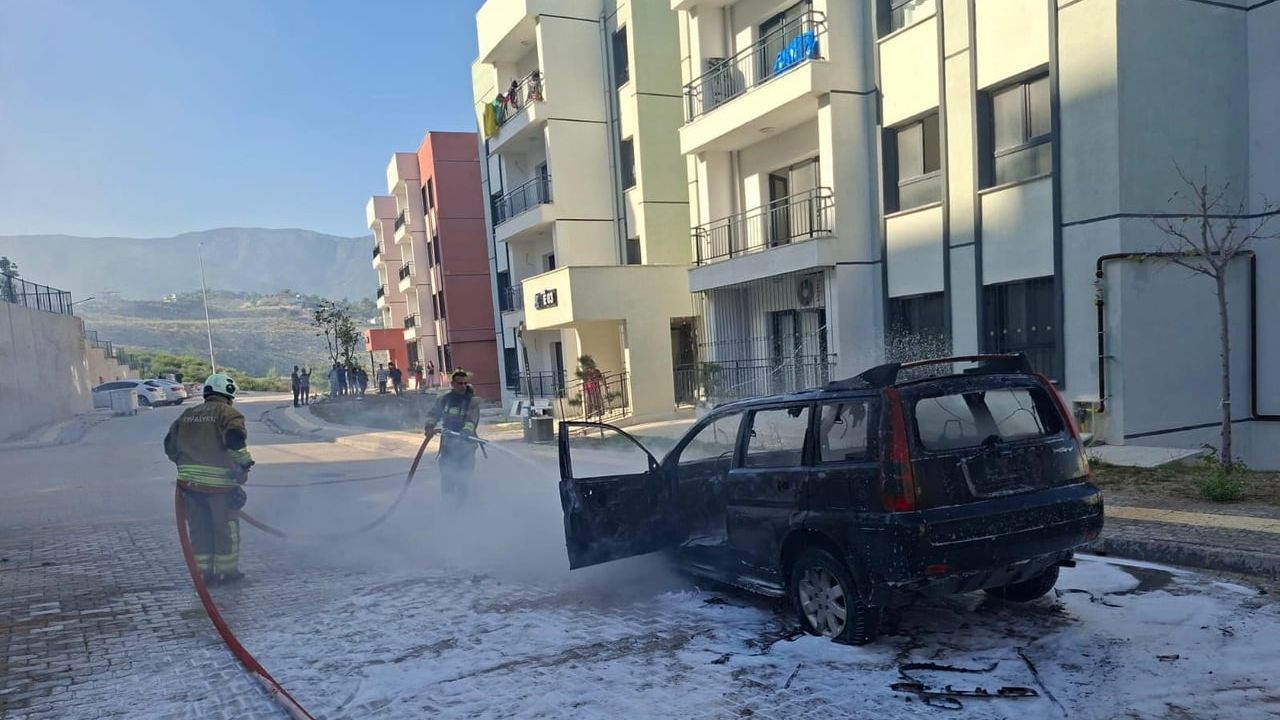 Park halindeki otomobil Antakya'nın Kisecik Mahallesi'nde alevlere teslim oldu