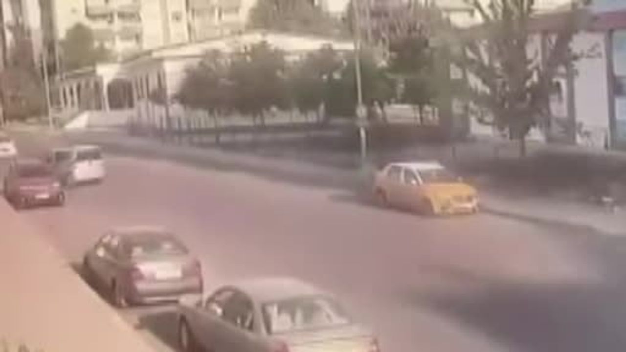 Park halindeki taksiye çarpma anı mahalle sakinlerini harekete geçirdi