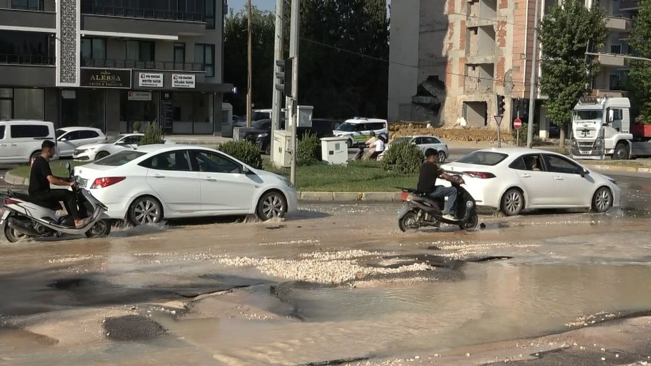 Patlayan ana su hattı Atatürk Bulvarı'nda yolu kullanılamaz hale getirdi
