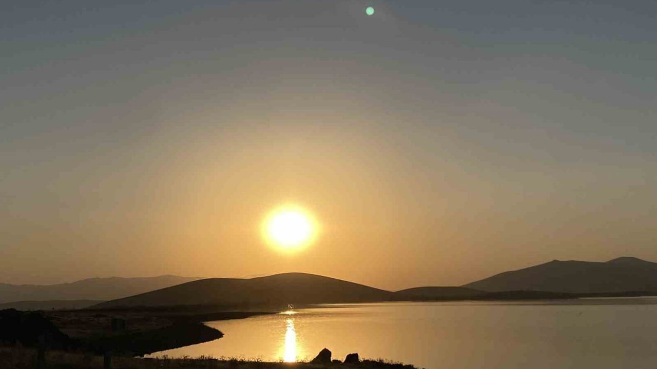 Patnos barajı'nda gün batımı suyu renklere boyadı
