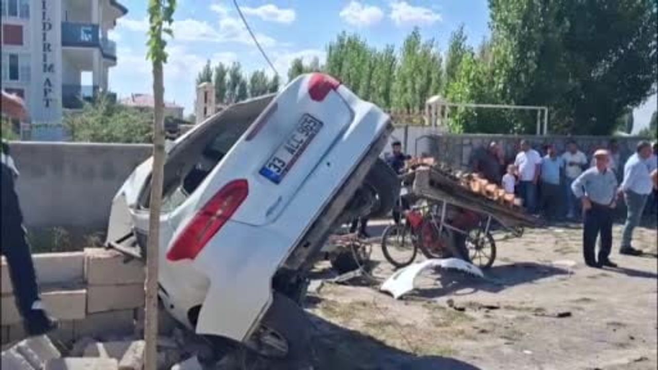 Patnos kavşağında çarpışma: 1'i çocuk 4 kişi yaralandı