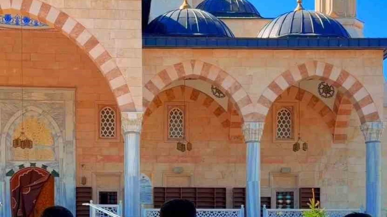 Patnos'ta denetimli serbestlik yükümlüleri camilerde kapsamlı temizlik çalışması