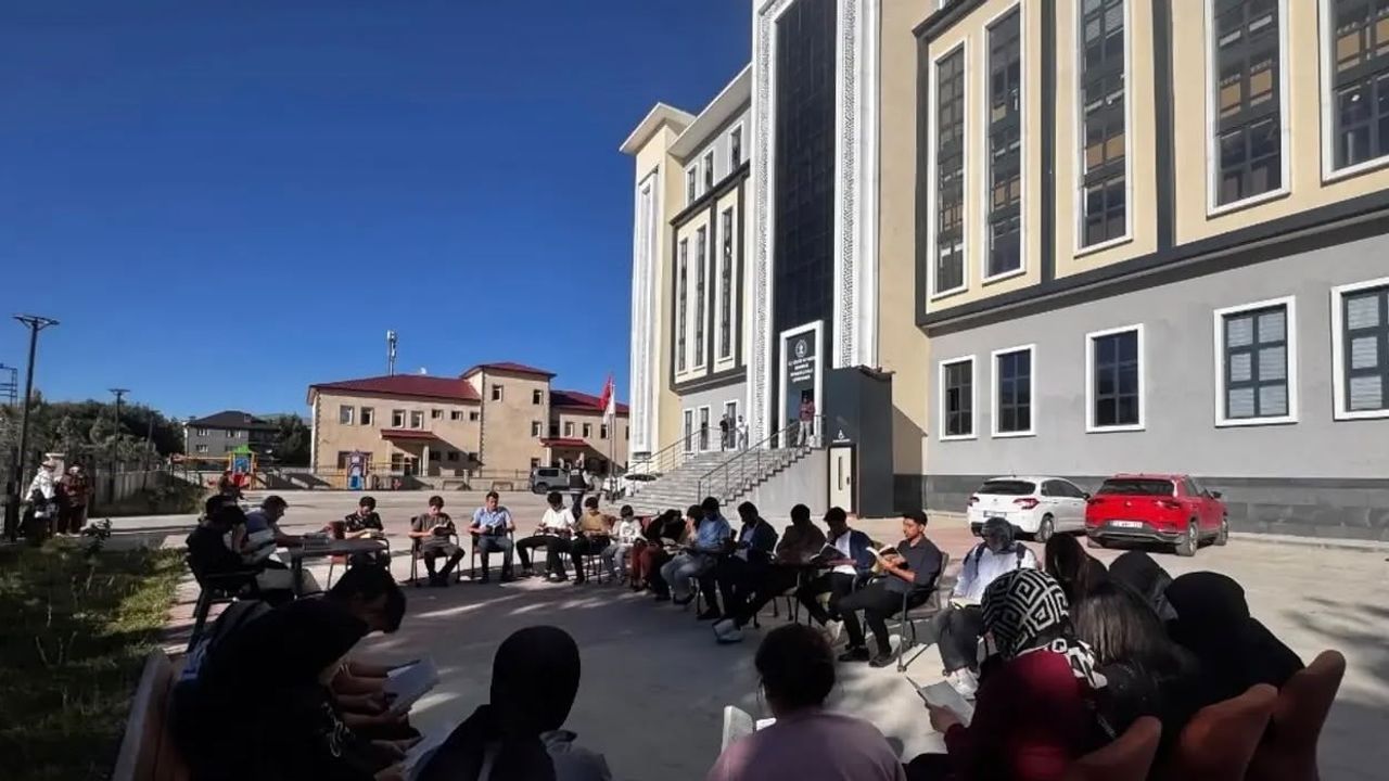 Patnos'ta güneşli bahçede kitap ve sohbetin buluştuğu gün