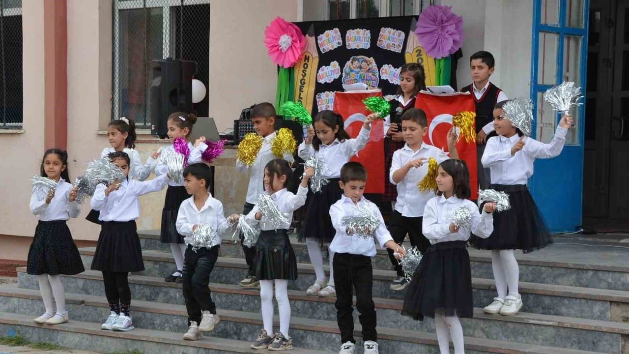 Patnos'ta ilköğretim haftası öğrencilerin enerjisiyle başladı
