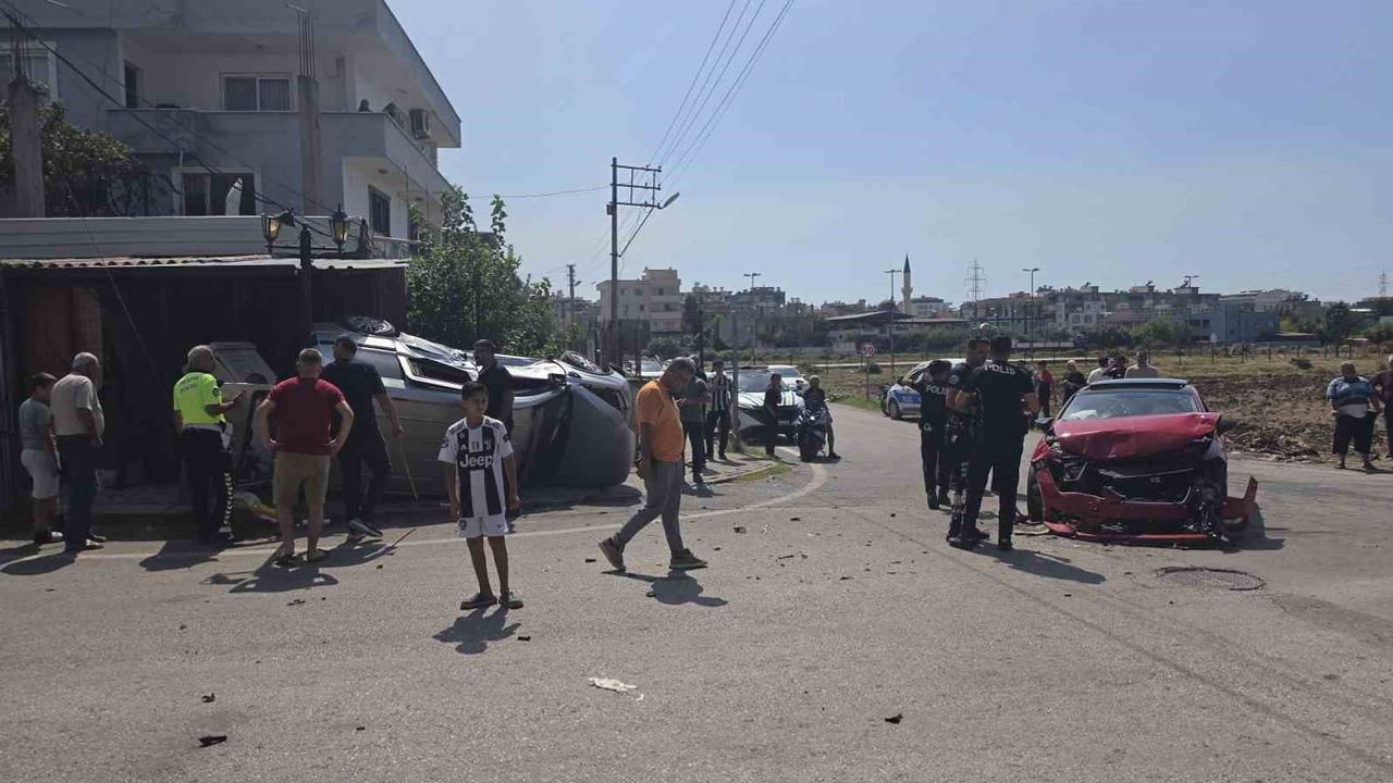 Payas'ta kavşağa önlem çağrısı: trafoya çarpan otomobilde 4 yaralı