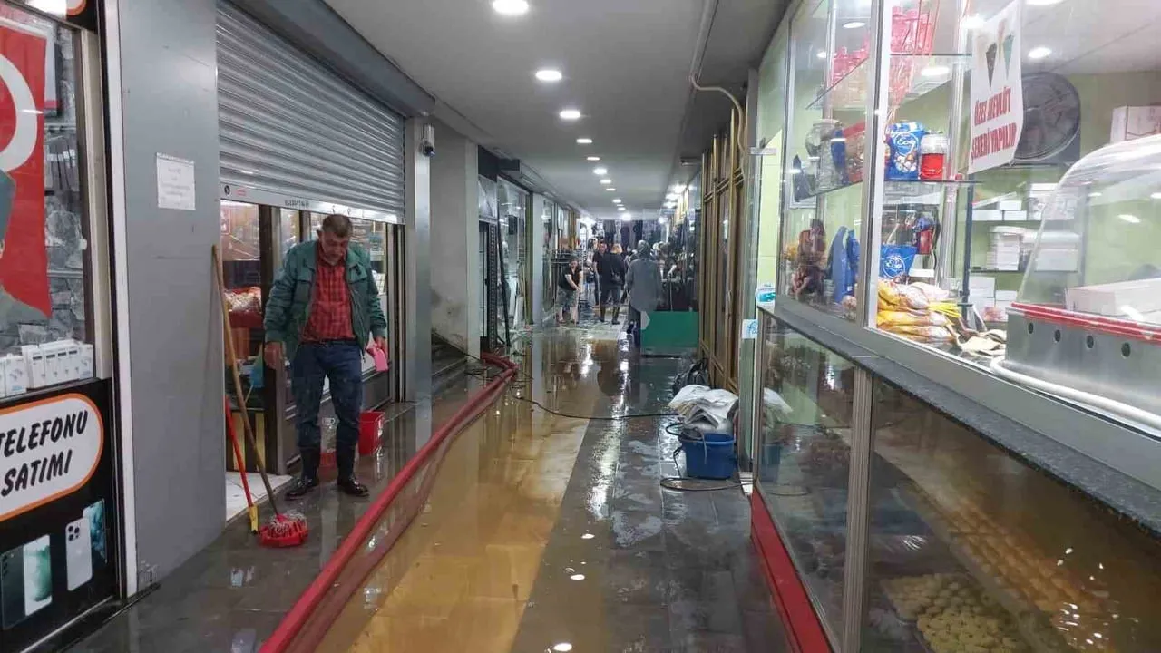 Pazar'da selin ardından iş yerlerinde temizlik seferberliği