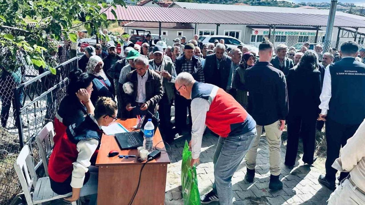 Pazarlar'da kiraz ve vişne üretimine hibe destekli bordo bulamacı dağıtımı