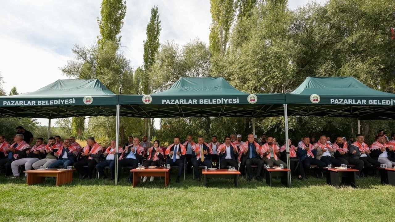 Pazarlar er meydanında başpehlivanlık kupasını Osman Kan kaldırdı
