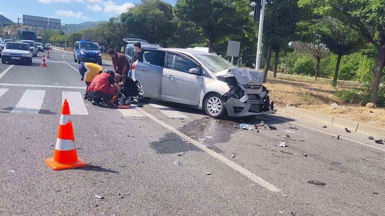 Pazaryeri kavşağında arkadan çarpışma: yedi kişi hastaneye kaldırıldı