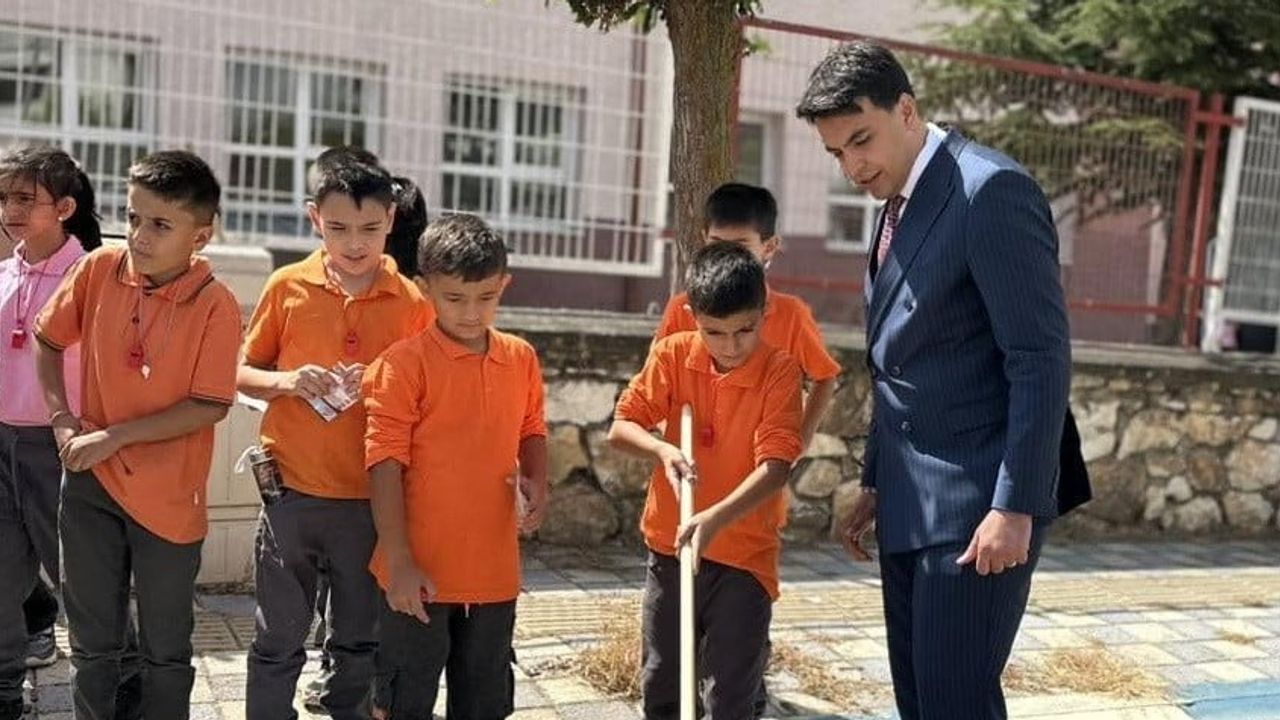 Pazaryeri'nde minikler yaya geçitlerini boyayarak okul güvenliğine katkı sağladı