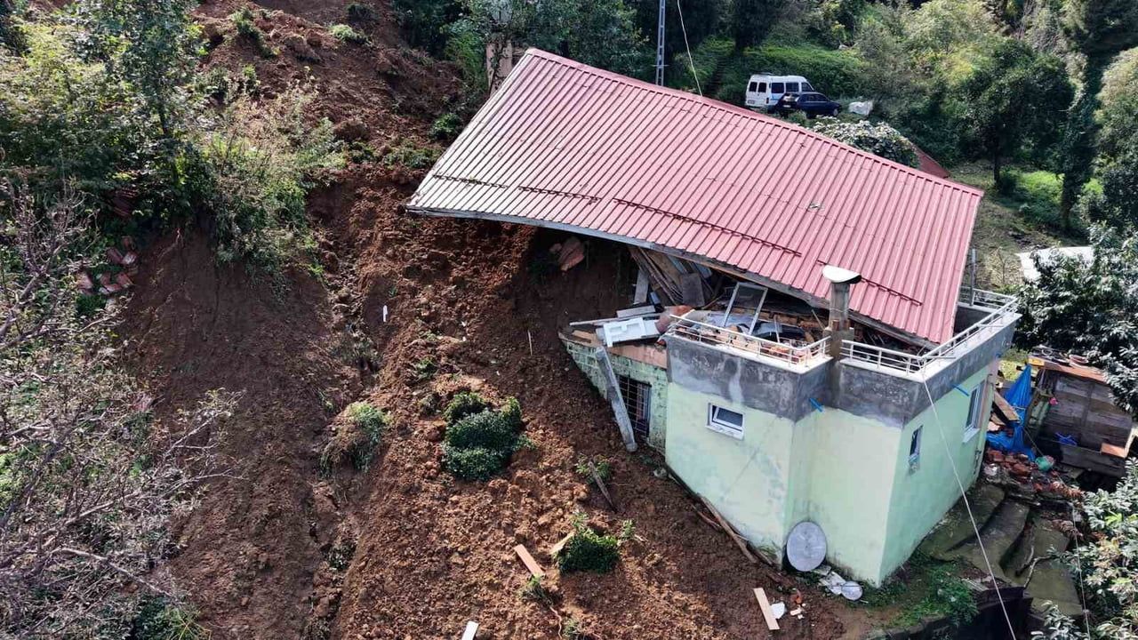 Pencereden kurtarılan aile: Rize'nin Pazar ilçesinde çatısı kayan ev kullanılamaz hale geldi