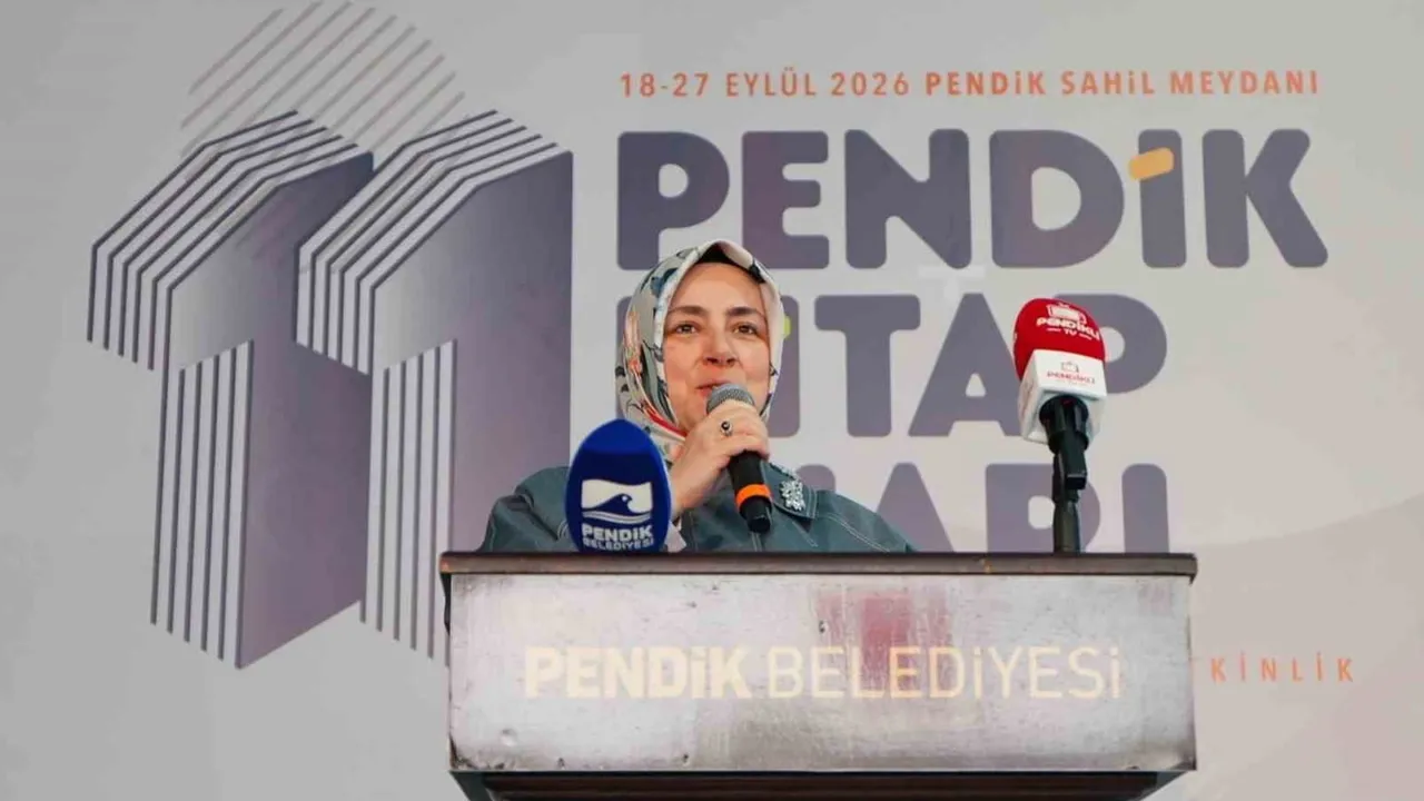 Pendik sahilinde yazarlarla okurları buluşturan kitap şenliği açıldı