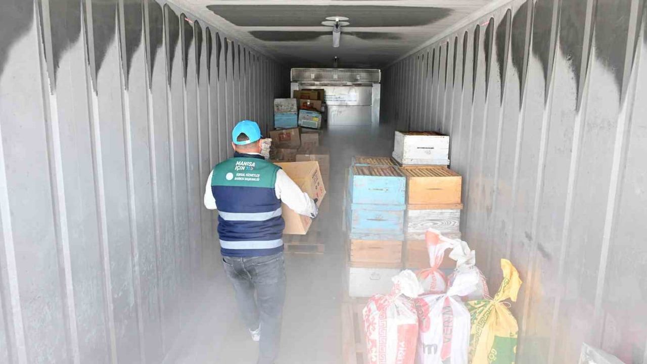 Peteklere soğuk kalkan: Manisa'da arıcıların petekleri eksi 30'da korunuyor