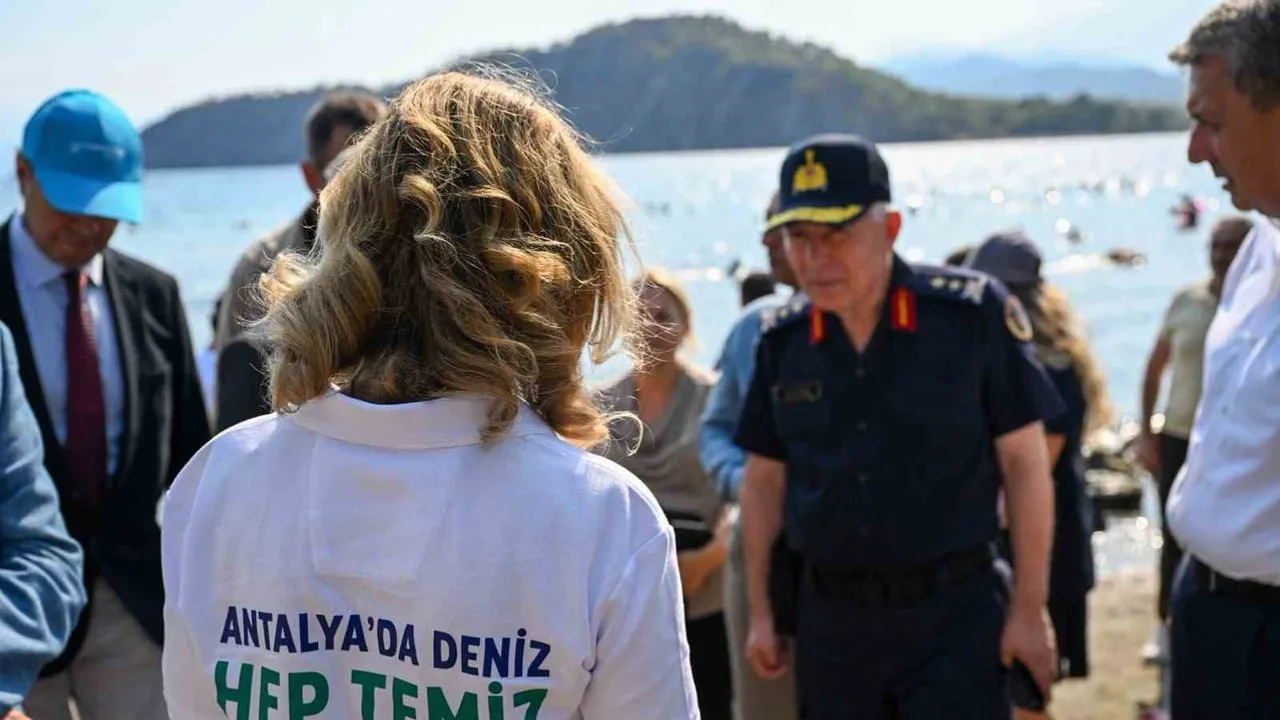 Phaselis'te deniz temizliğinde yeni boyut: 575 metrelik bariyer ve çöp kaparlar devrede