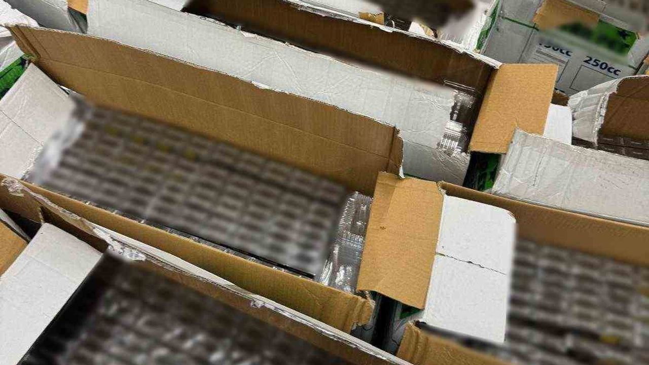Plastik kutuların arasına saklanan yük, sınırda 20 bin paket sigara ortaya çıkardı