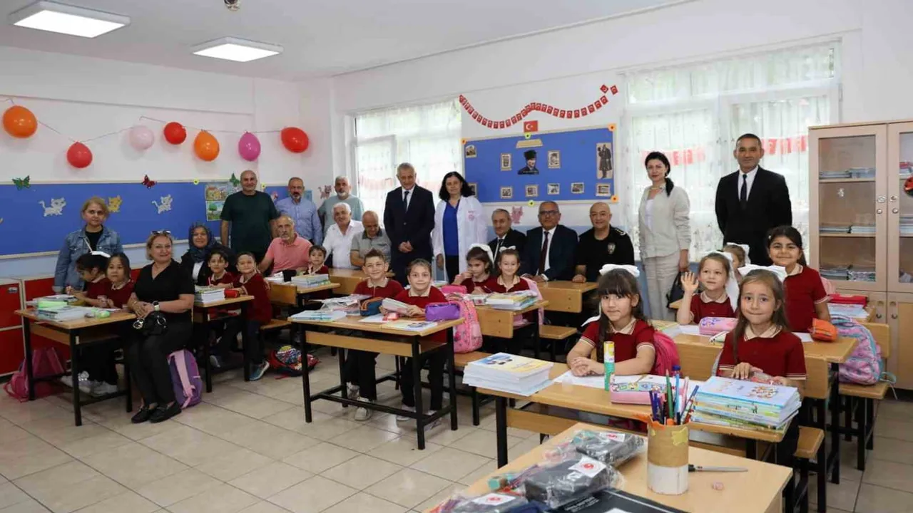 Polis Emeklileri Derneği Karabük'te öğrencilere okula başlangıç seti dağıttı