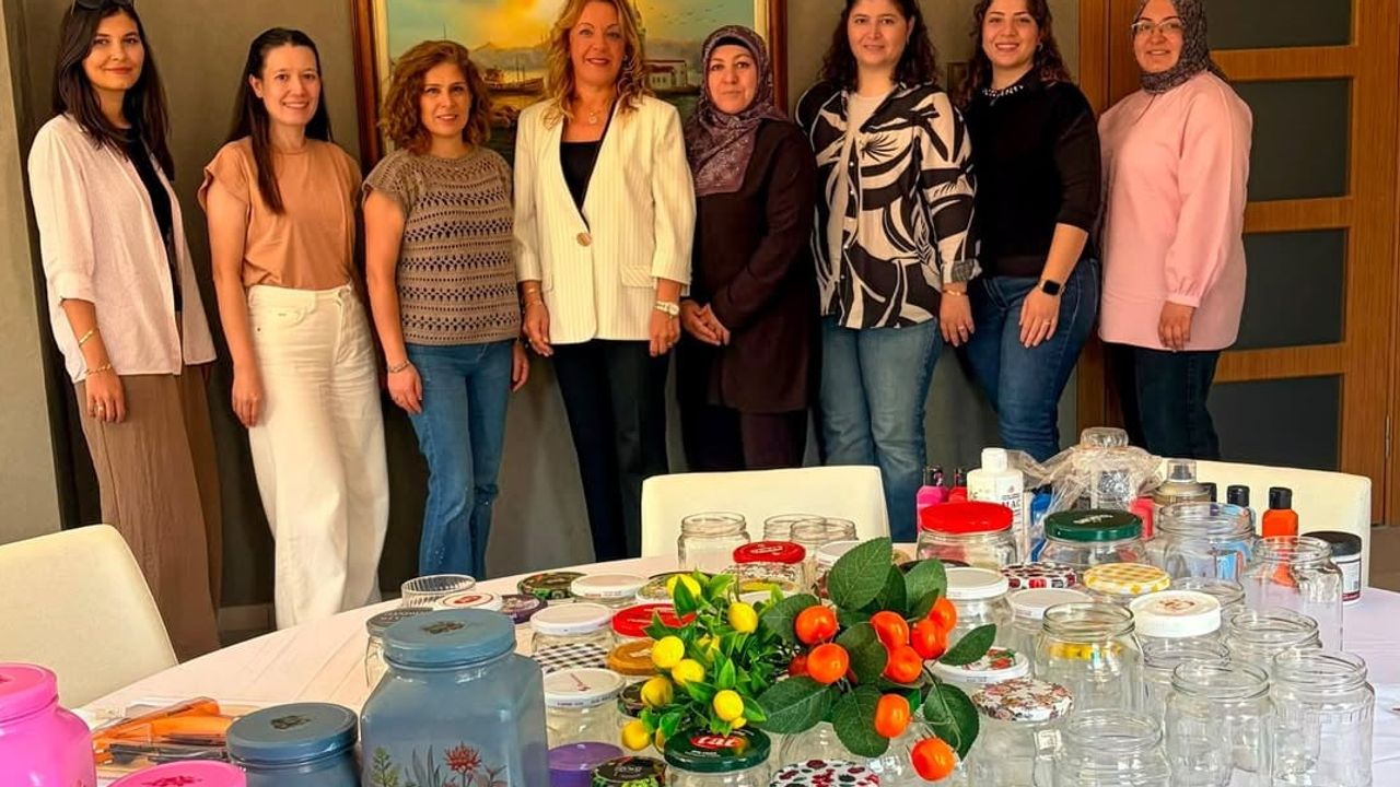 Polis eşleri ve kadın polisler el emeğiyle öğrencilerin yanında