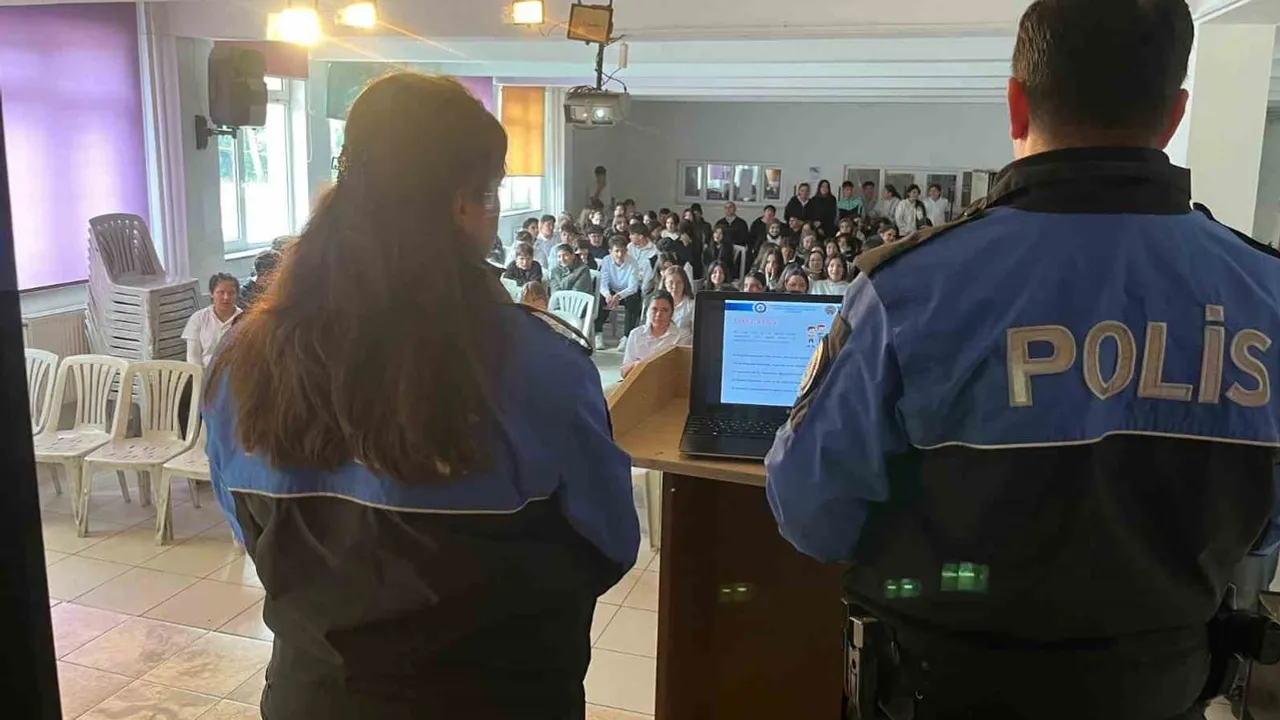 Polisten lise öğrencilerine kapsamlı güvenlik ve meslek eğitimi