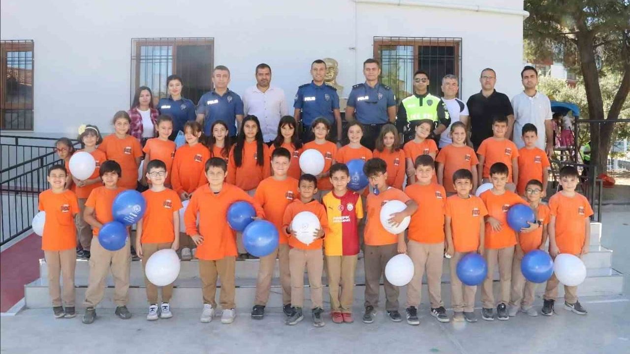 Polisten lösemiyi yenen Talha'ya okulda sürpriz ziyaret