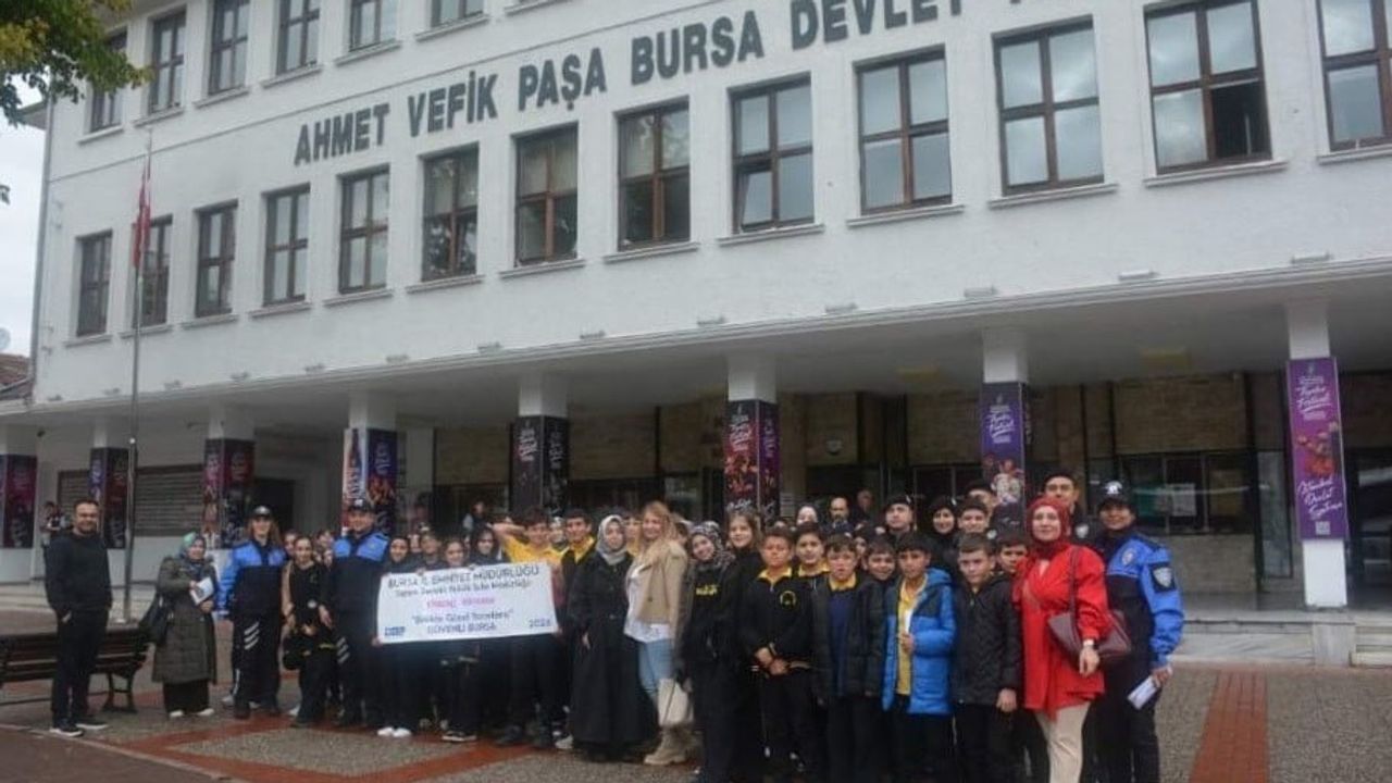Polisten öğrencilere tiyatro sürprizi: Güvenli Bursa projesi 250 çocuğu sahneyle buluşturdu