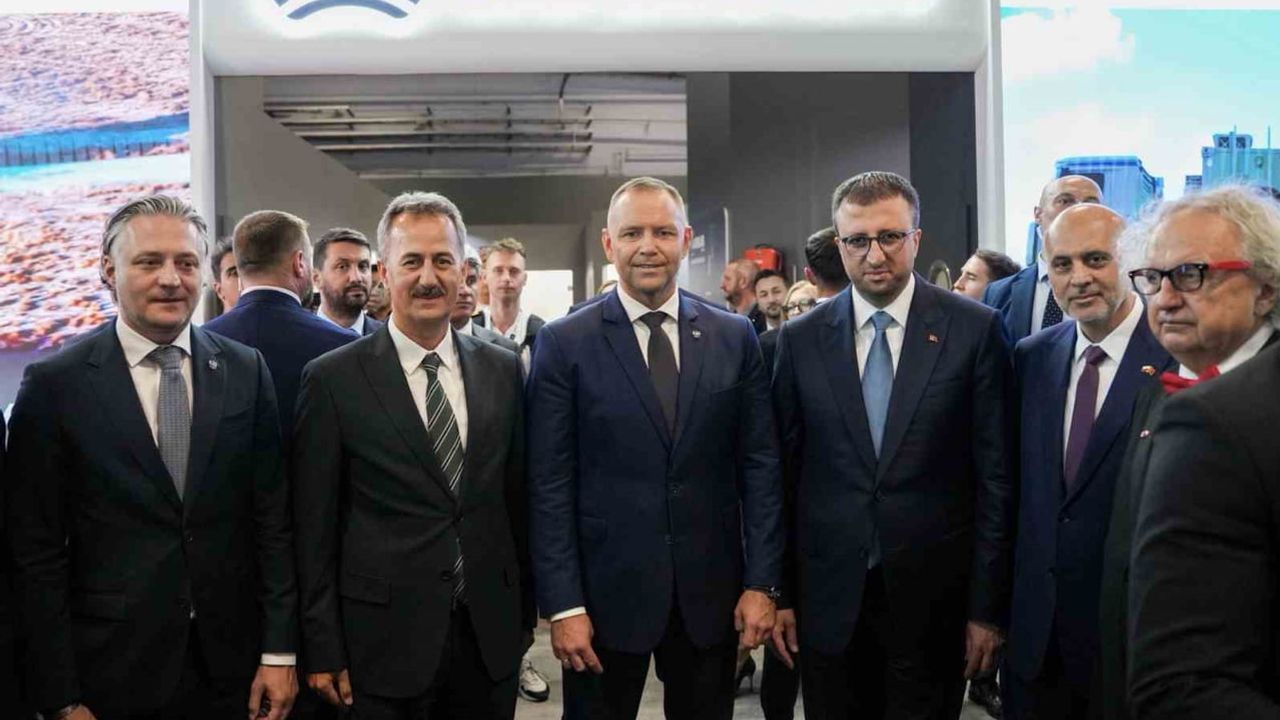 Polonya cumhurbaşkanı Karol Nawrocki'den ASELSAN standında teknoloji incelemesi