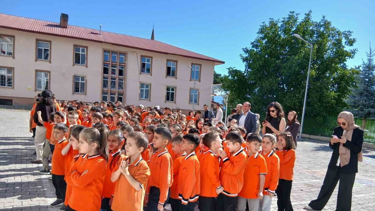 Posof'ta yeni ders yılı ritimlerle açıldı: 49 köyün öğrencileri merkeze taşınıyor