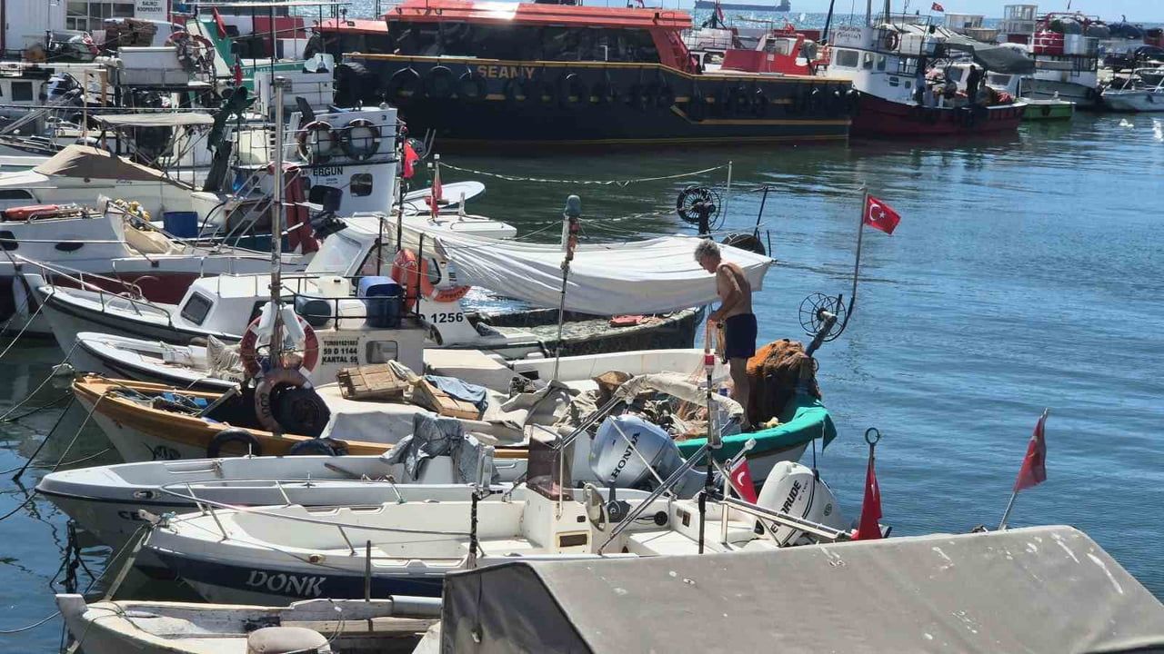 Poyraz Süleymanpaşa limanını sessizliğe bürüdü
