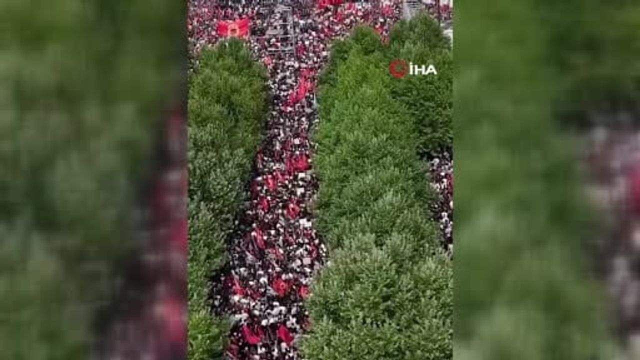 Priştine ayakta: Thaçi kararı öncesi on binler sokaklara döküldü