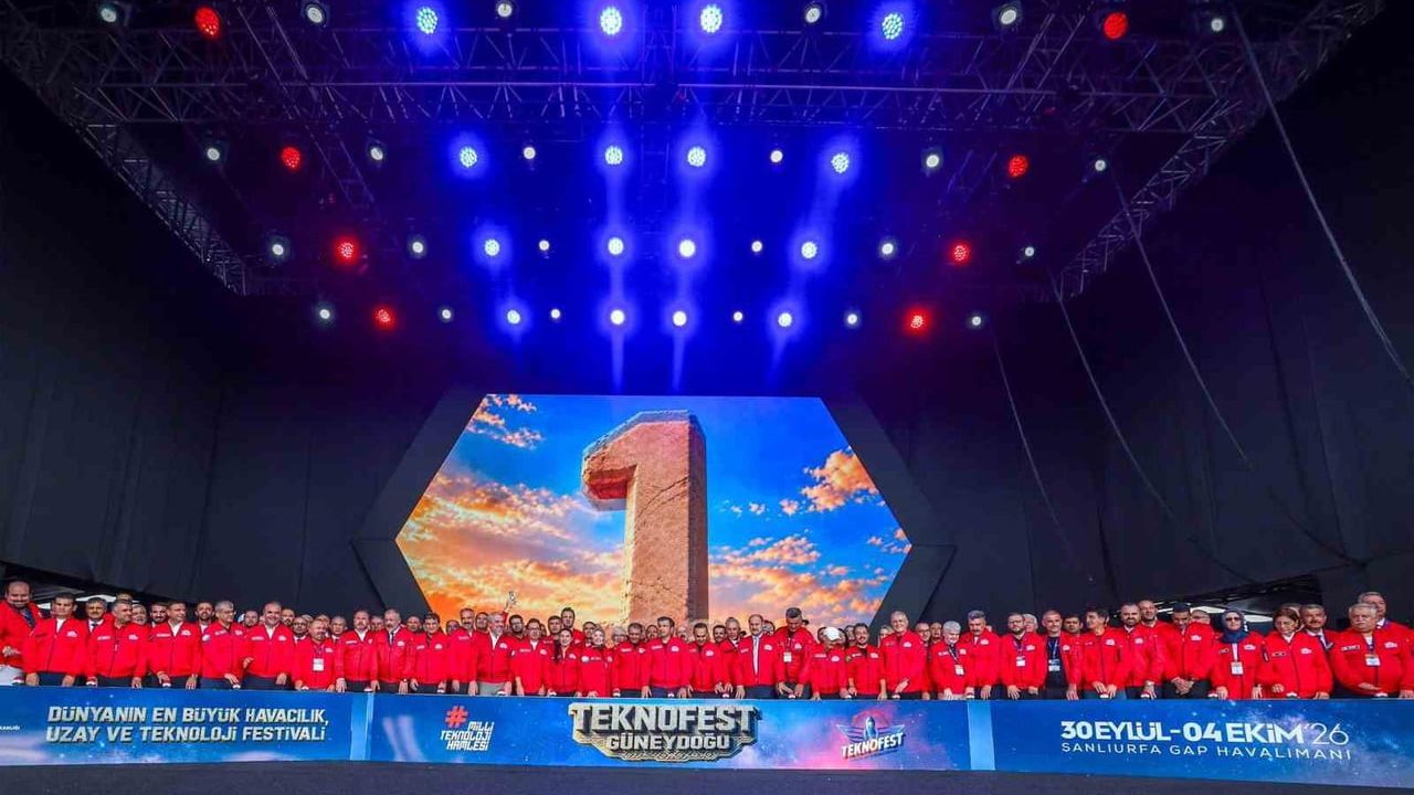 Protokol el ele: Teknofest Güneydoğu açılışında halay coşkusu