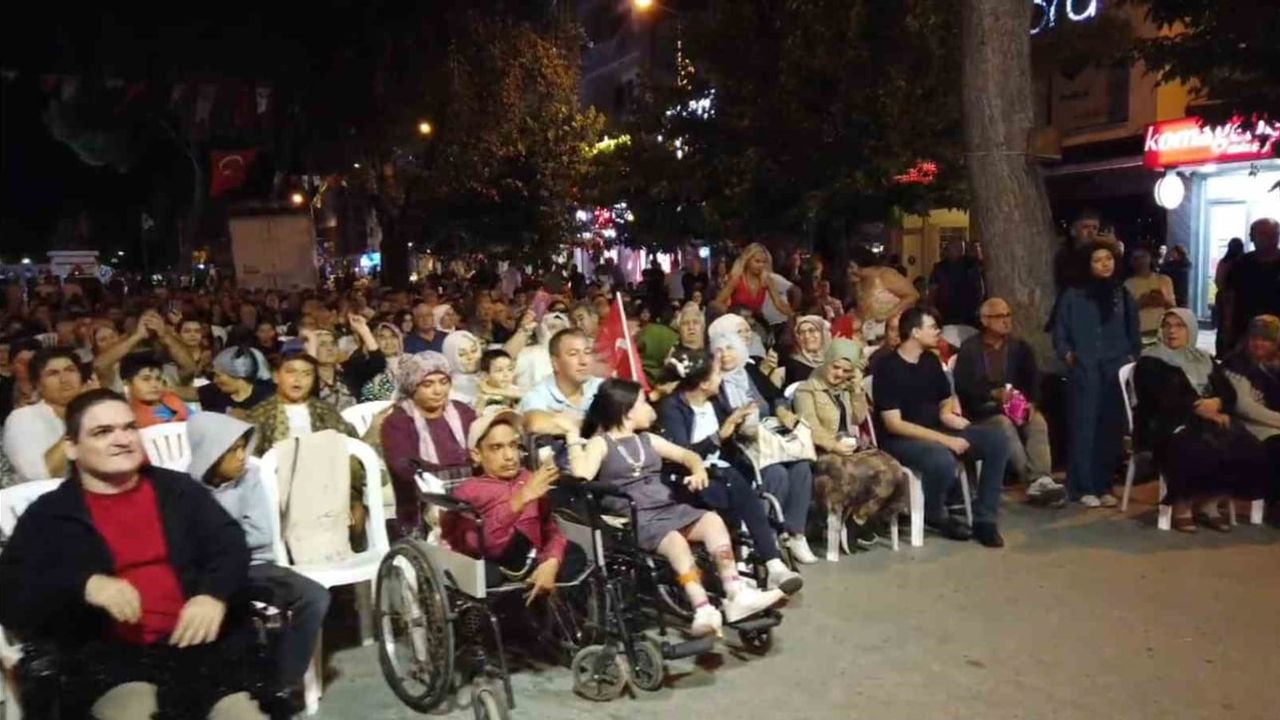 Protokol koltuğunu çocuklara bırakan başkandan birlik mesajı