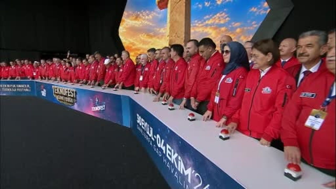 Protokol üyeleri TEKNOFEST açılışında halay çekti
