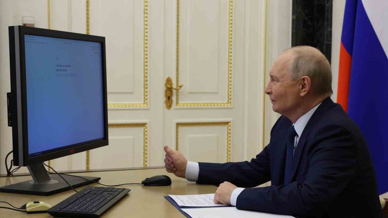 Putin bilgisayar üzerinden oy kullanırken fotoğrafı paylaşıldı