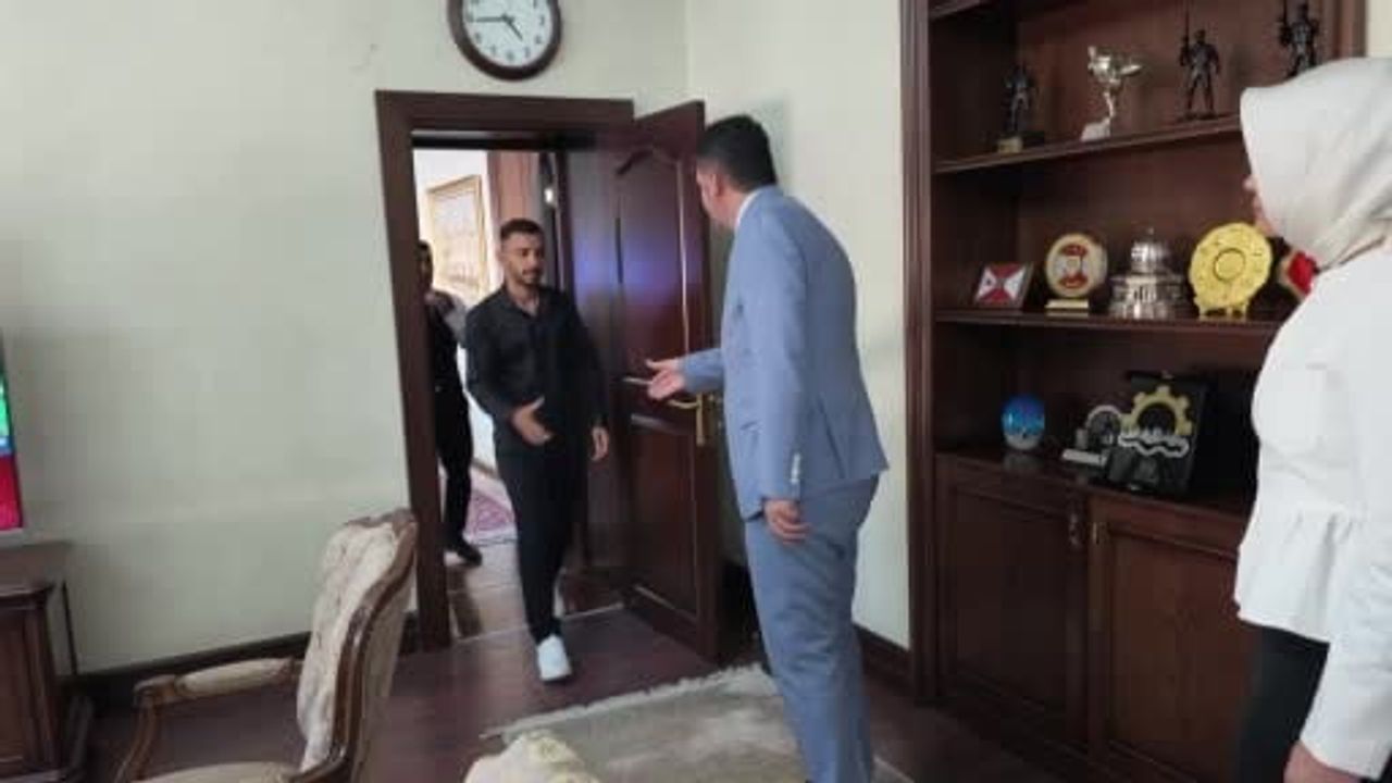 Ravanda kalesinde bayrağı yeniden dalgalandıran genç valinin takdirini kazandı