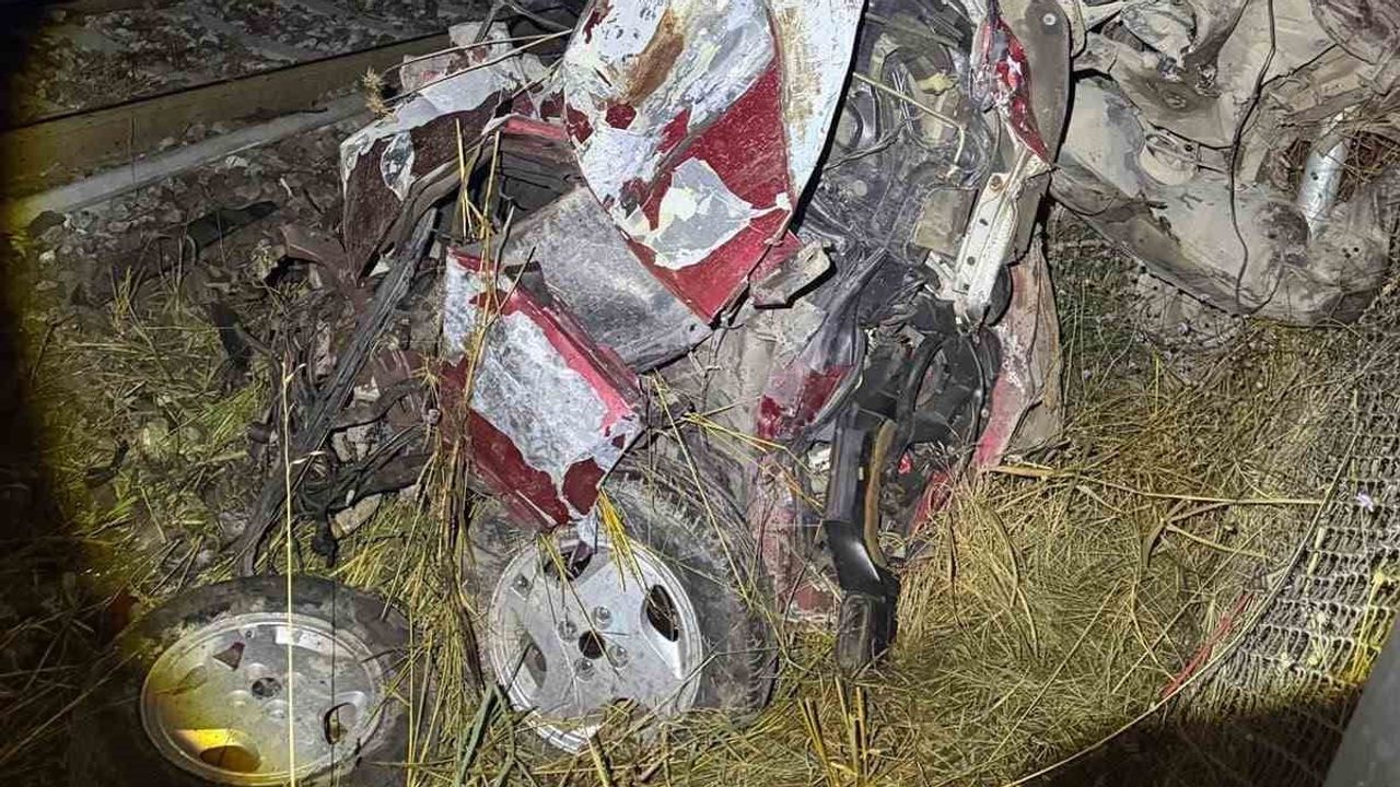 Raylarda kalan araç tren çarpmasıyla hurdaya döndü