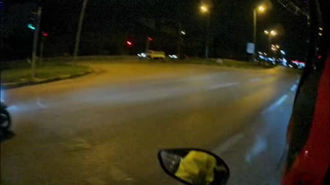 Refüje çarpan motosiklet kıvılcımlar içinde 50 metre sürüklendi