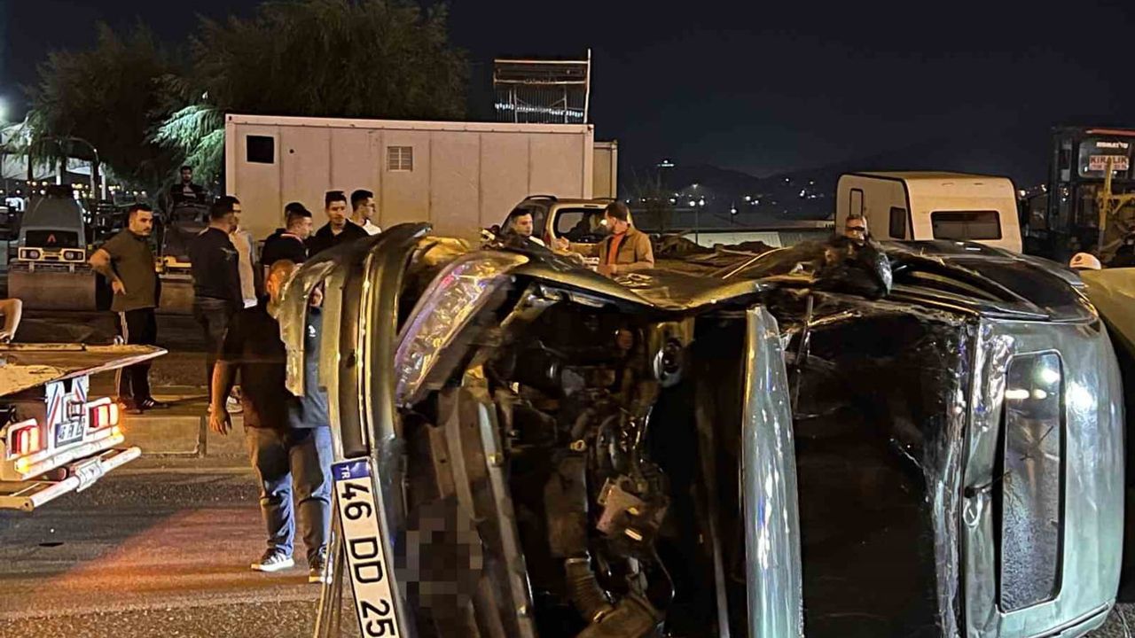 Refüje çarpan otomobil takla attı: Kahramanmaraş'ta 3 kişi yaralandı