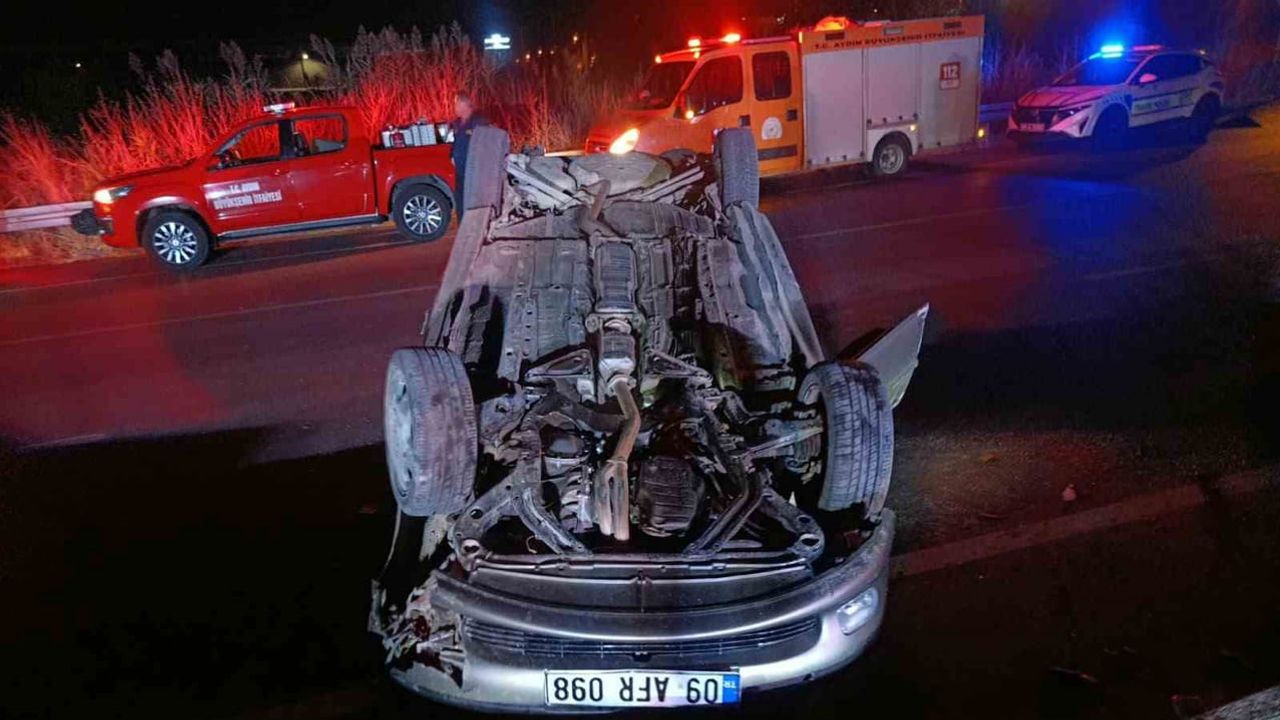 Refüje çarpan otomobilde üç kişi yaralandı, Kuyucak'ta kaza