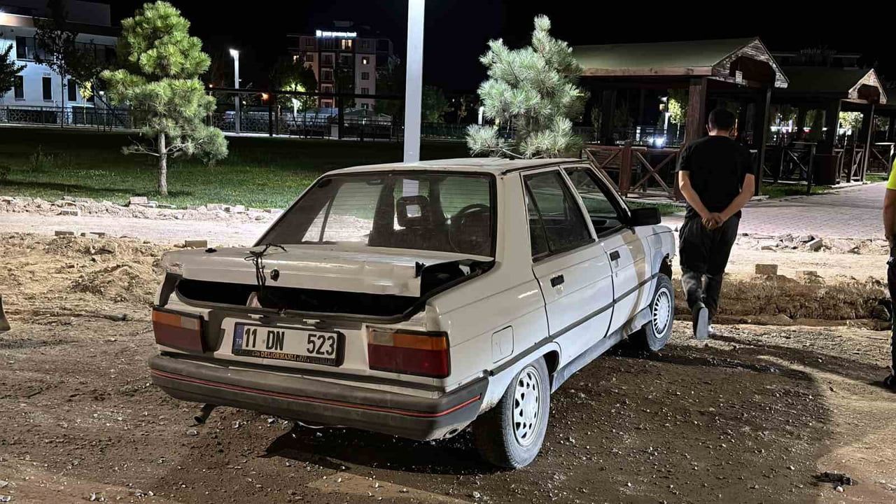 Refüje çarpıp takla atan araçtan yara almadan çıkan sürücü