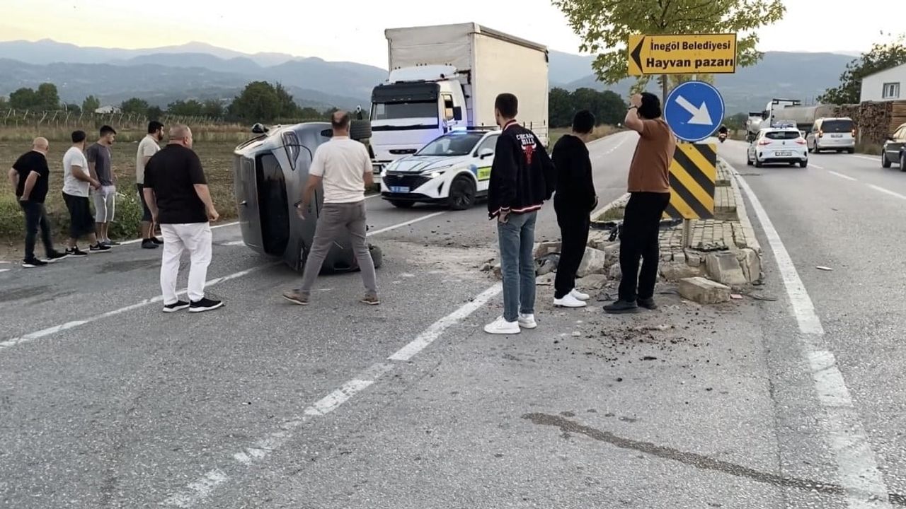 Refüje daldı, sürücü yaralandı kazanın anları kamerada