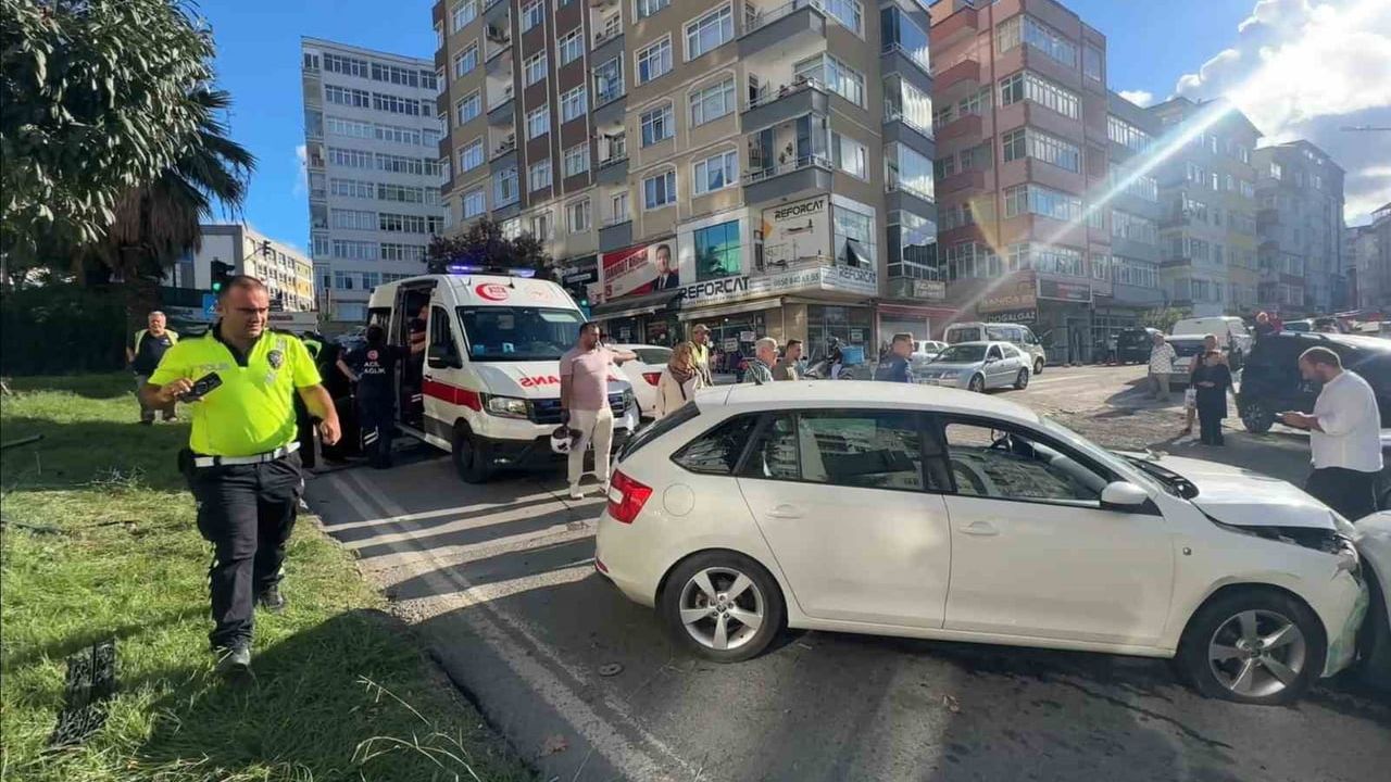 Refüjü aşan otomobil karşı şeride geçip başka araçla çarpıştı: 2 yaralı
