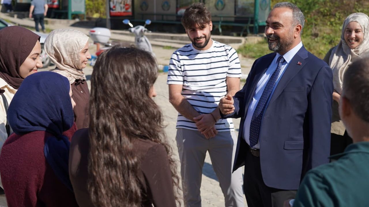Rektör Akkaya'dan karşılama geleneği: yeni öğrencileri otogarda ağırladı