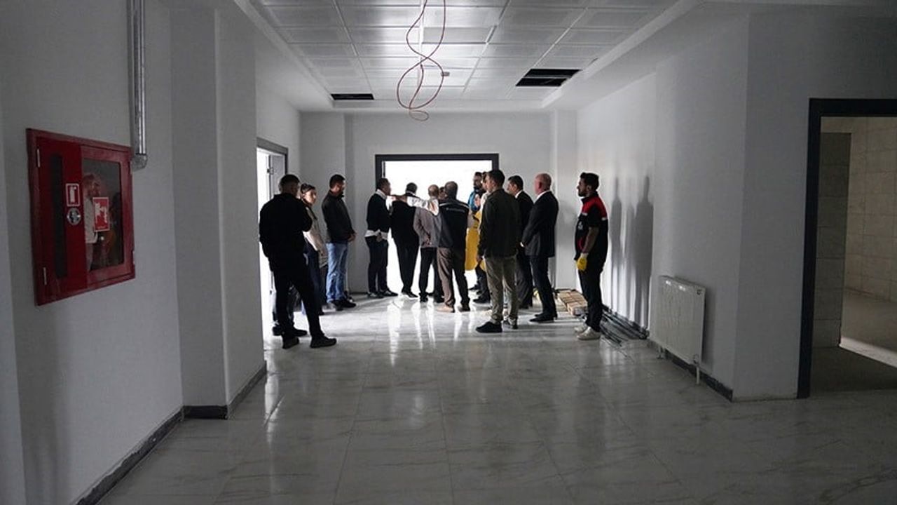 Rektör Çakmak yeni spor bilimleri hizmet binasının eğitim ve spor altyapısını inceledi