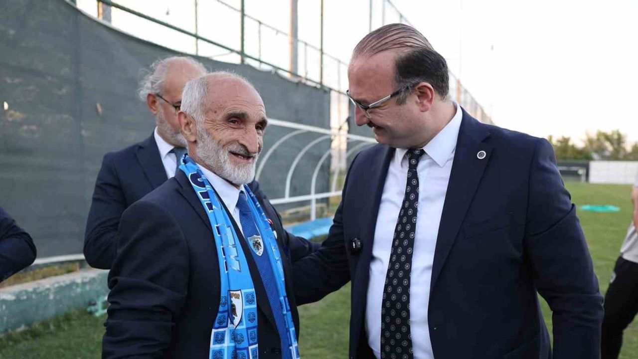 Rektör sahada moral verdi: Erzurumspor'a başarı dilekleri
