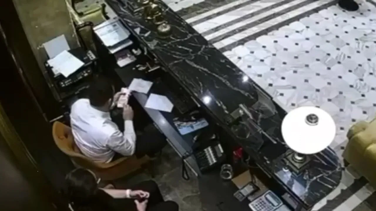 Resepsiyonda usulsüzlük iddiası: çalışanların parayı ceplerine koyduğu görüntülendi