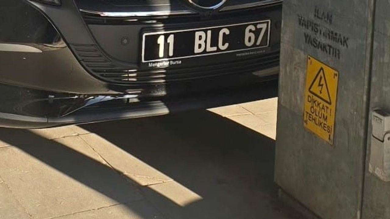 Resmi araç kaldırıma park etti: Bilecik'te yayalar zorlandı