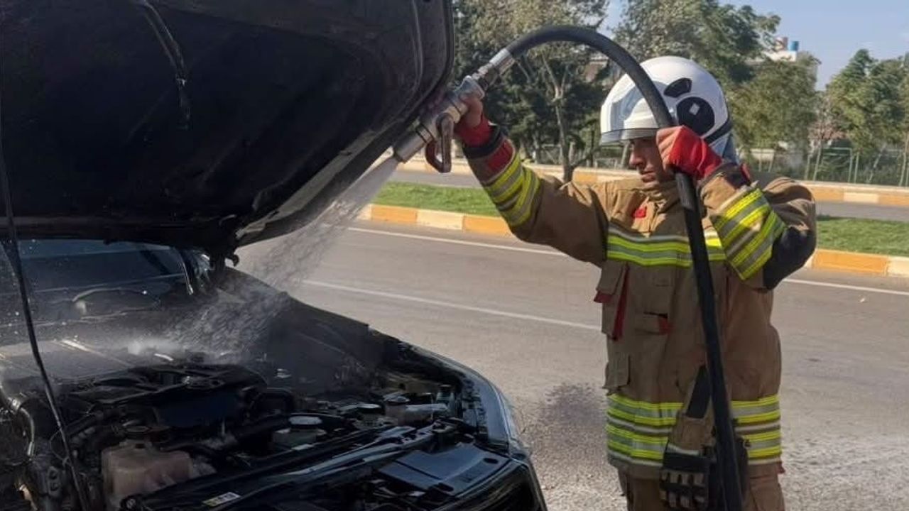 Reyhanlı Yenişehir'de araç alevleri ekiplerin hızlı müdahalesiyle kontrol altına alındı