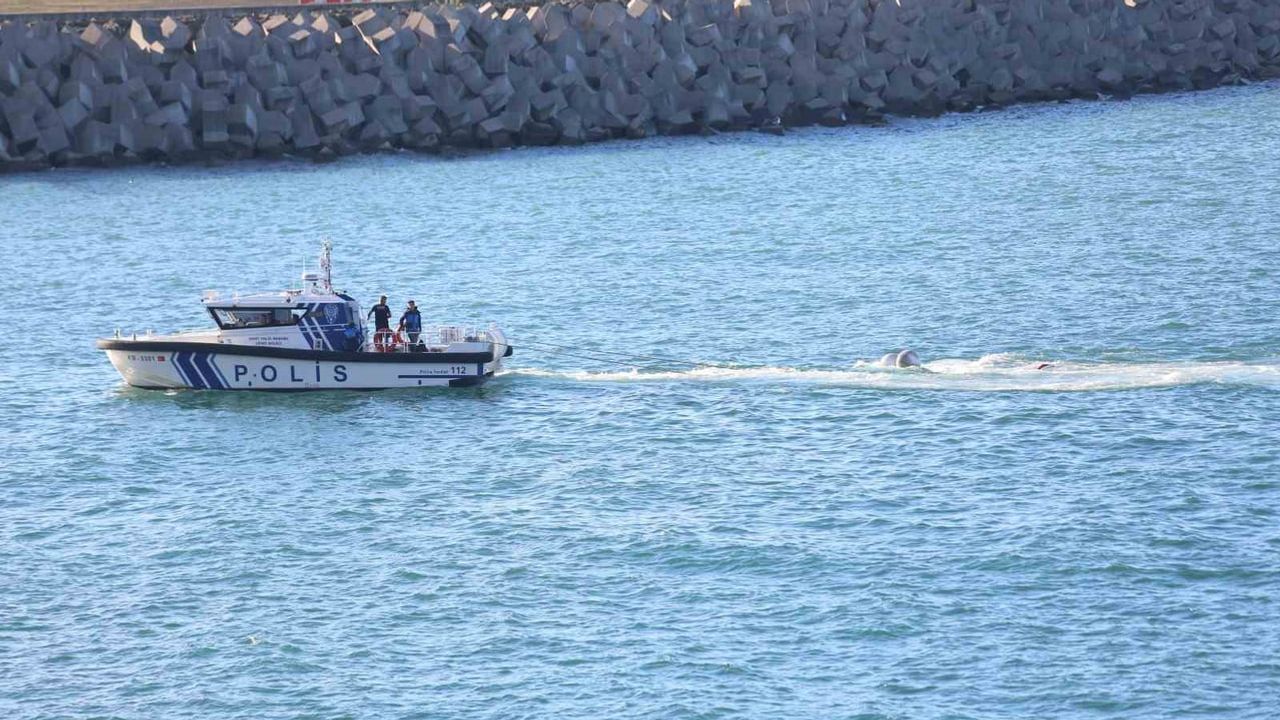 Rize açıklarında gerçekleşen zorunlu inişin ardından uçak limana götürüldü