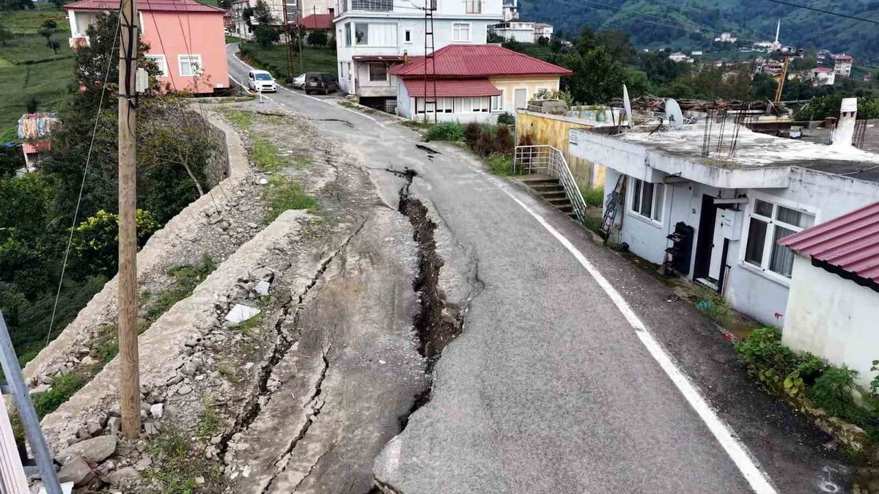 Rize'de sel altyapıyı yarıp yol yaklaşık 60 santimetre çöktü