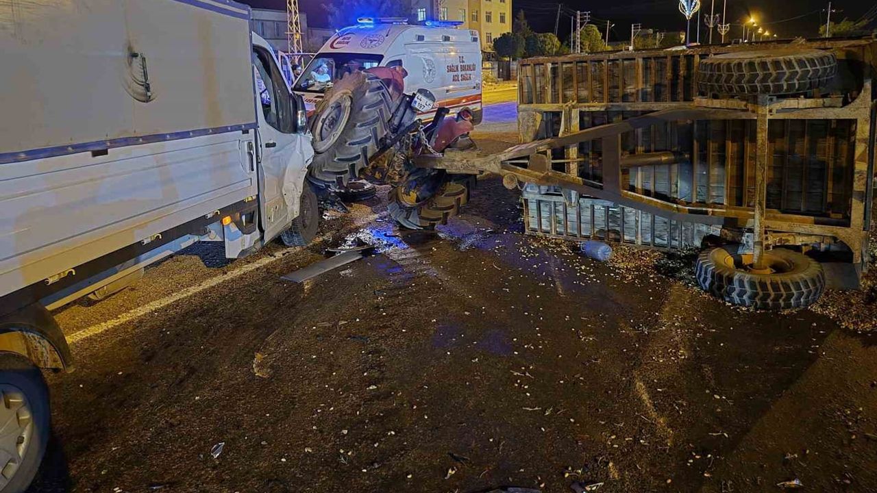 Römorktaki fıstıklar yola saçıldı: Yavuzeli'nde üç kişi yaralandı