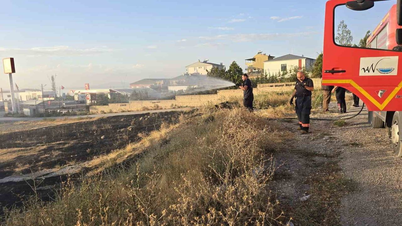 Rüzgar etkisiyle yayılan örtü üstü yangın Muradiye'de kısa sürede söndürüldü